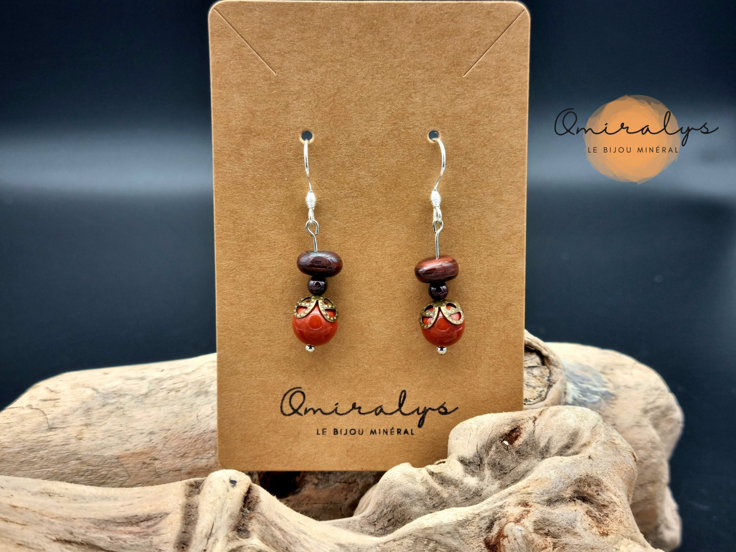 Boucles d'oreilles jaspe rouge, œil du tigre et grenat exposées sur une carte présentoir en carton.