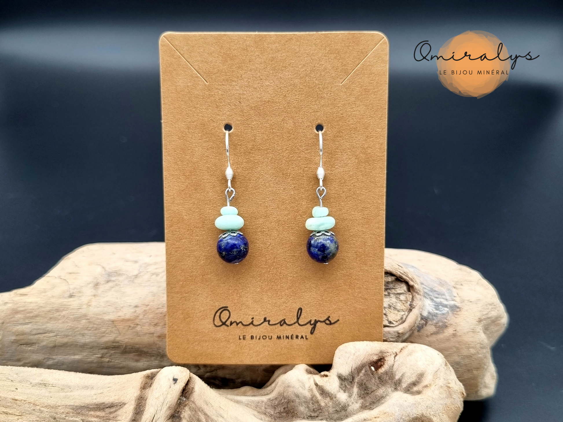 Boucles d'oreilles lapis lazuli et amazonite exposées sur une carte présentoir en carton. 