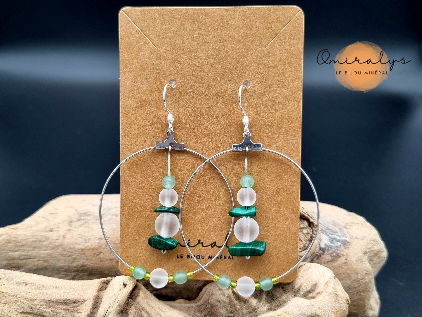 Boucles d'oreilles malachite, cristal de roche et aventurine exposées sur une carte présentoir en carton.