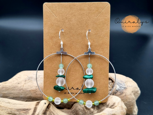 Boucles d'oreilles malachite, cristal de roche et aventurine exposées sur une carte présentoir en carton.