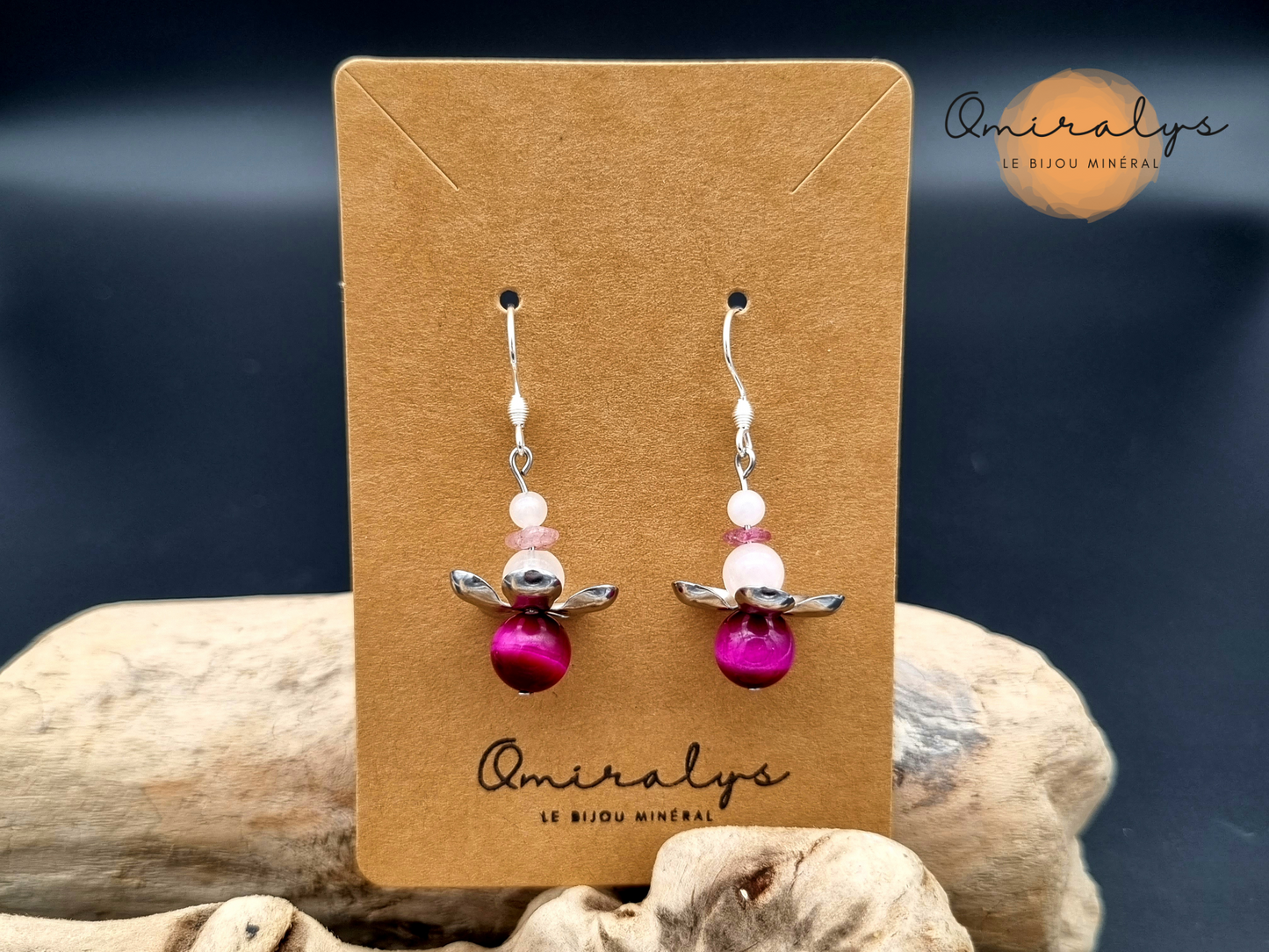 Boucles d'oreilles œil du tigre rose teinté, quartz rose et tourmaline rose exposées sur une carte présentoir en carton.