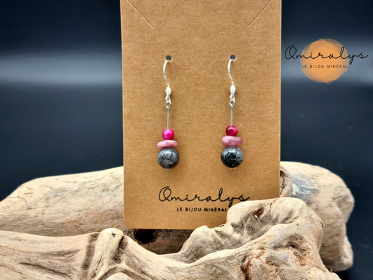 Boucles d'oreilles quartz tourmaline, tourmaline rose et œil du tigre rose teinté exposées sur une carte présentoir en carton.