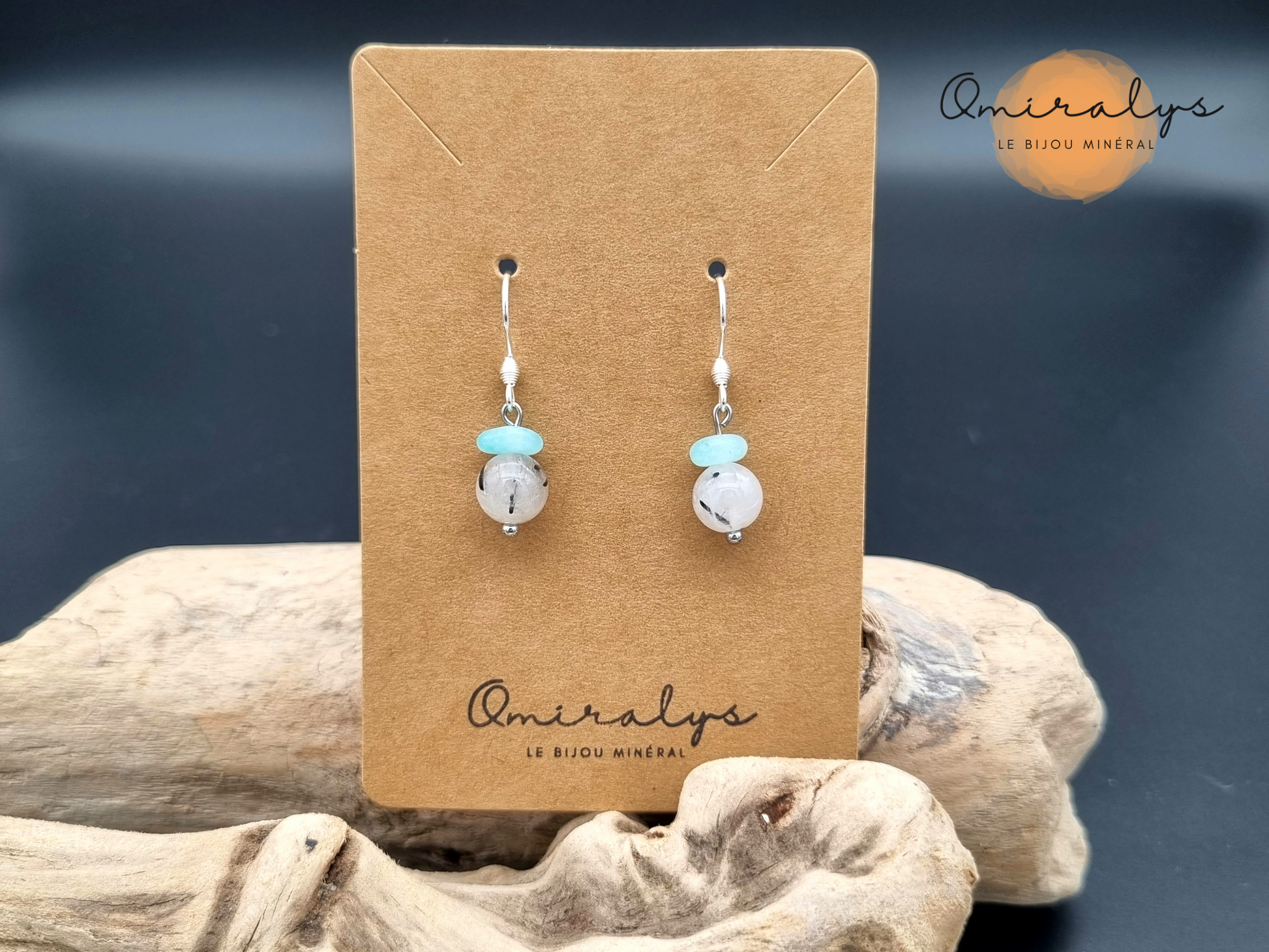 Boucles d'oreilles quartz tourmaline et amazonite exposées sur une carte présentoir en carton. 