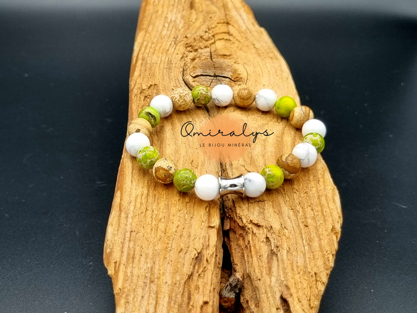 Bracelet jaspe impérial vert et howlite qui repose sur un morceau de bois.