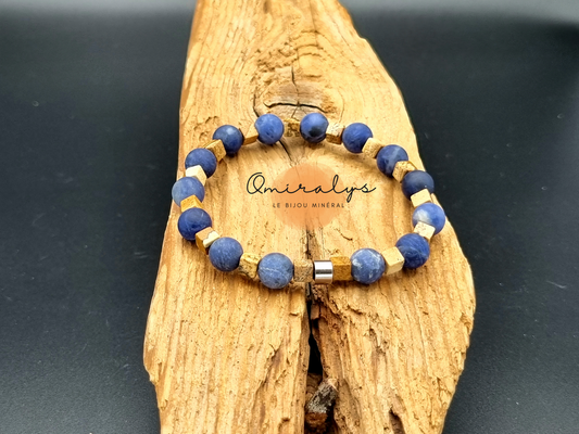 Bracelet sodalite et jaspe paysage mat qui repose sur un morceau de bois.