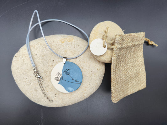 Collier Cyanthea fait main en Raysin 200, motif floral noir sur fond bleu et blanc – Omiralys

