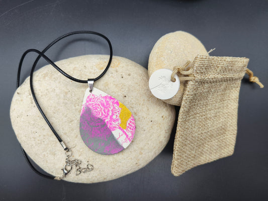 Collier unique Omiralys modèle Roséa avec pendentif floral rose, gris et or sur cordon noir réglable.