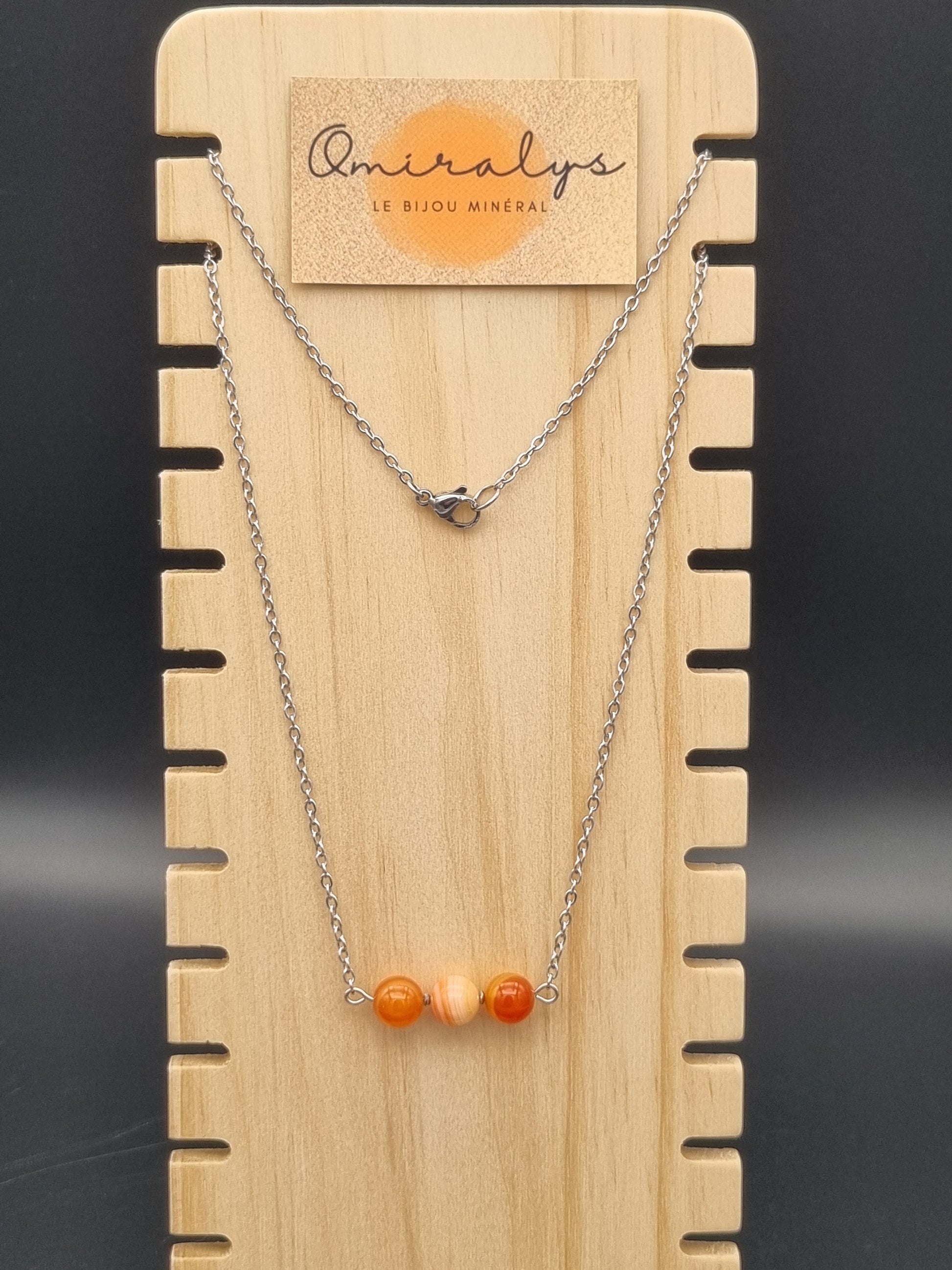 Collier en acier inoxydable avec trois perles d’agate feu de 8 mm, création artisanale élégante et intemporelle, fait main en Gironde.