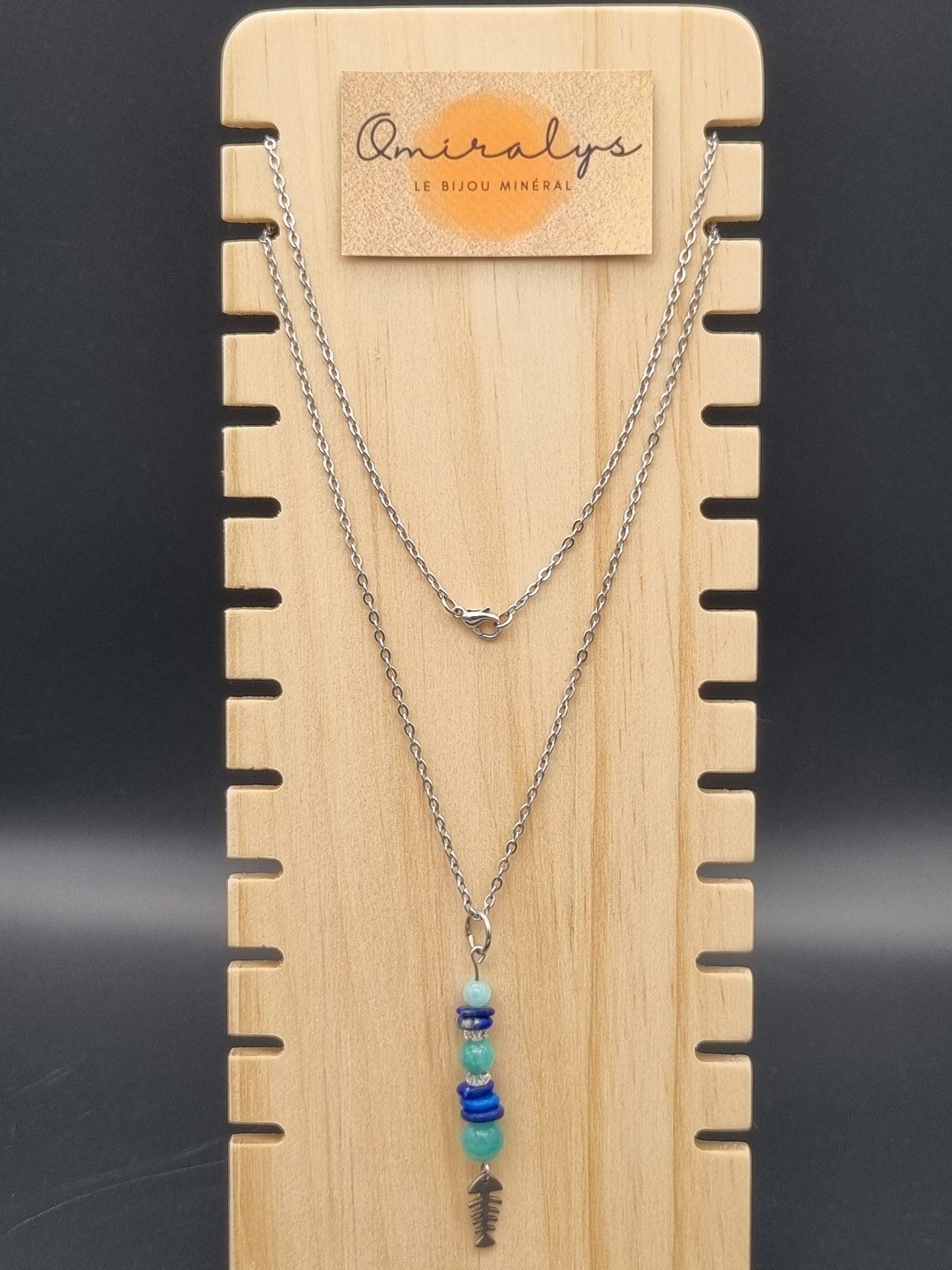 Collier en acier inoxydable avec amazonite, lapis lazuli et un poisson pendante, création artisanale fait main en Gironde.