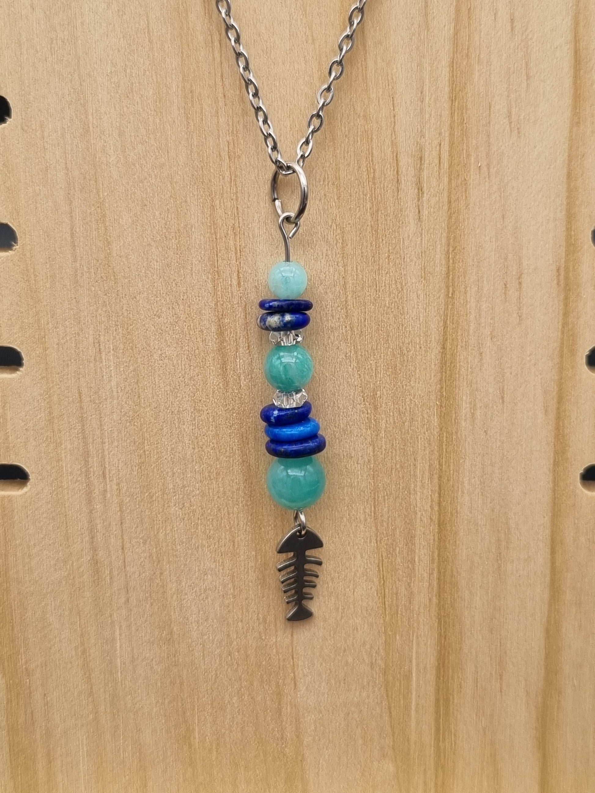 Collier en acier inoxydable avec amazonite, lapis lazuli et un poisson pendante, création artisanale fait main en Gironde.