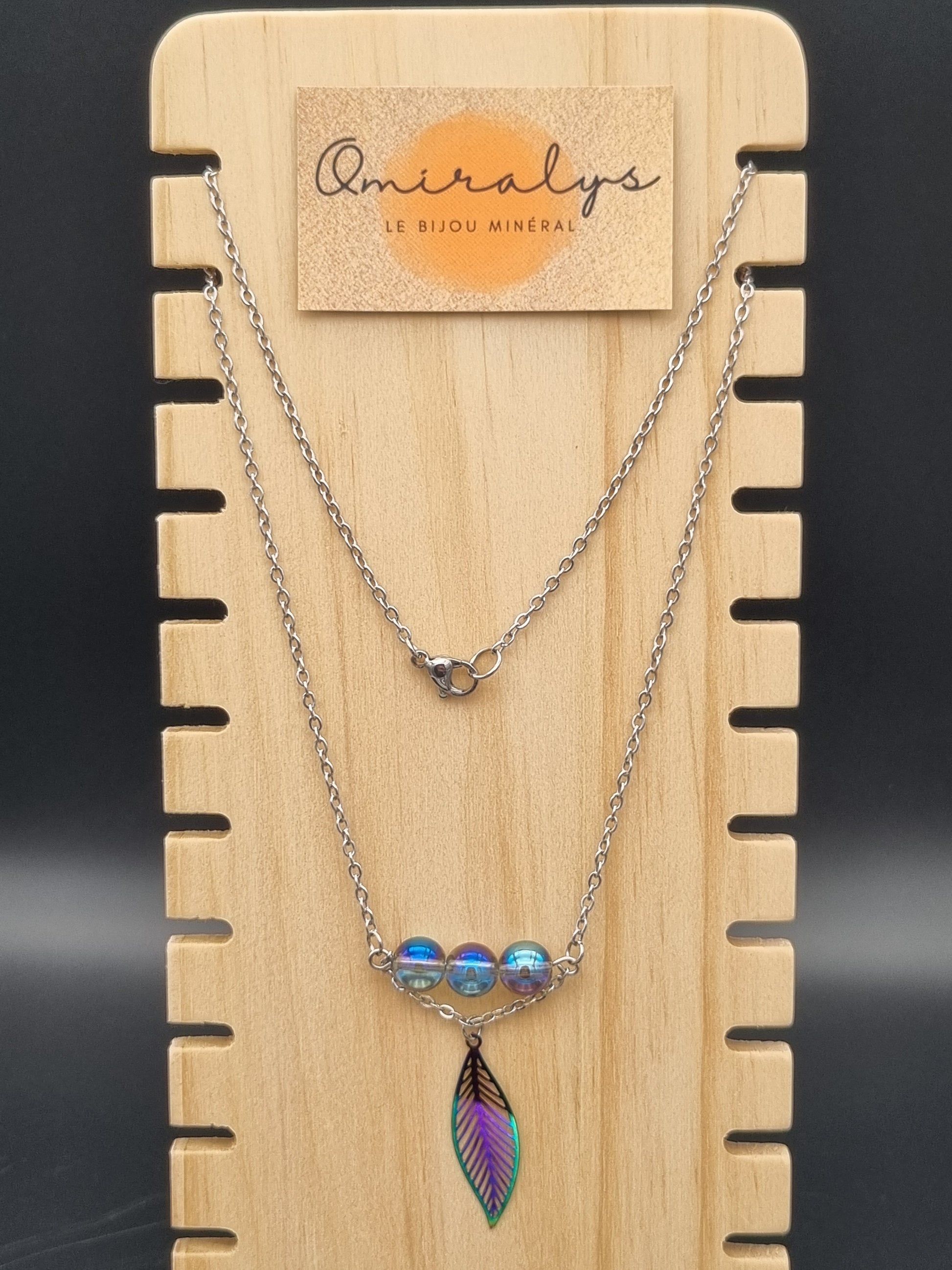 Collier en acier inoxydable avec perles d'Aqua Aura et feuille pendante, création artisanale unique faite main en France