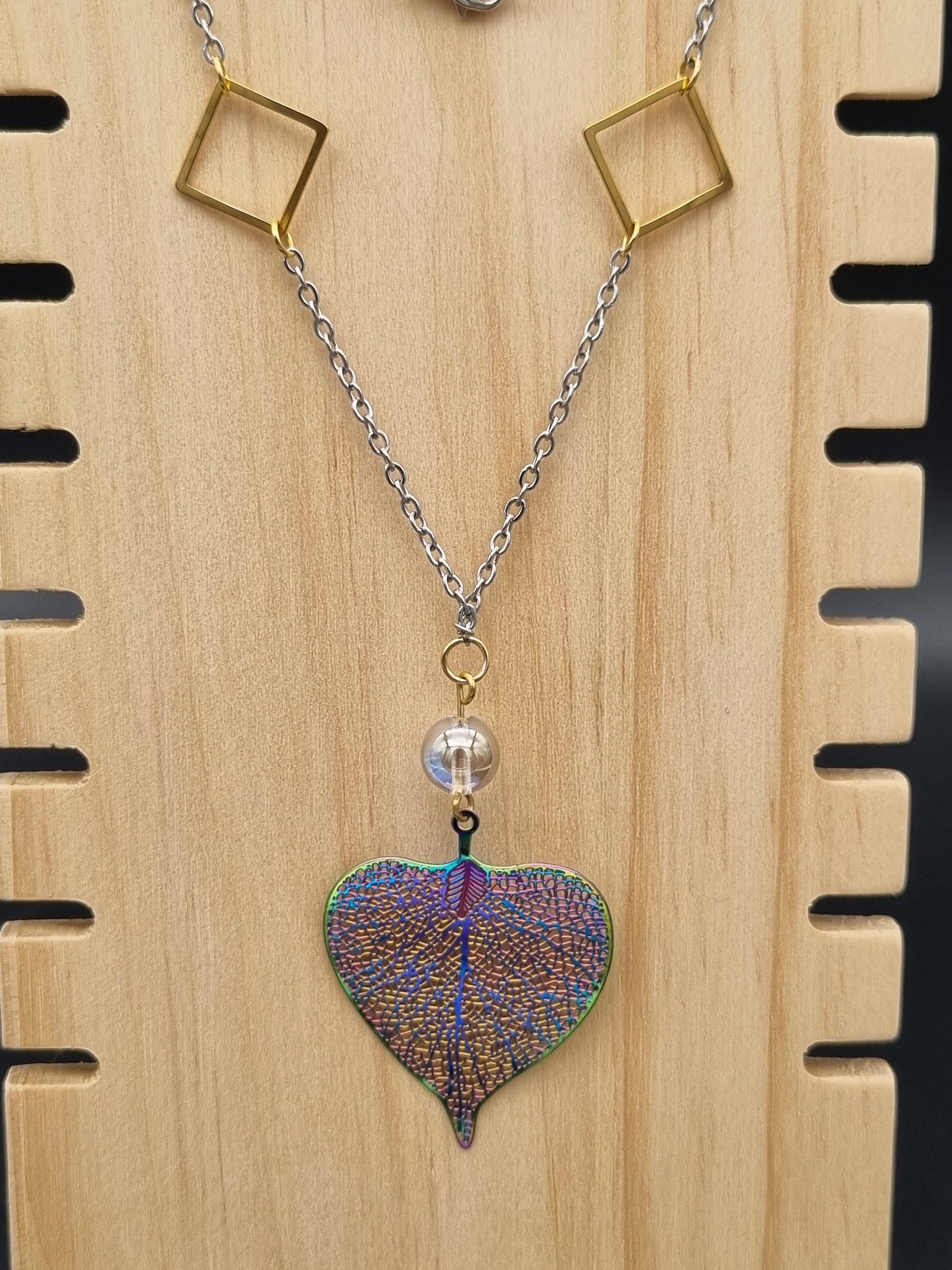 Collier en acier inoxydable avec perle d'Aqua Aura, feuille pendante et losanges, création artisanale unique faite main en France