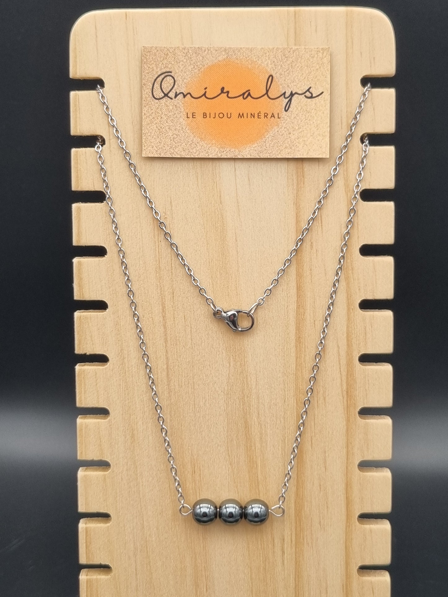 Collier en acier inoxydable avec trois perles d’hématite, création artisanale unique fait main en Gironde.