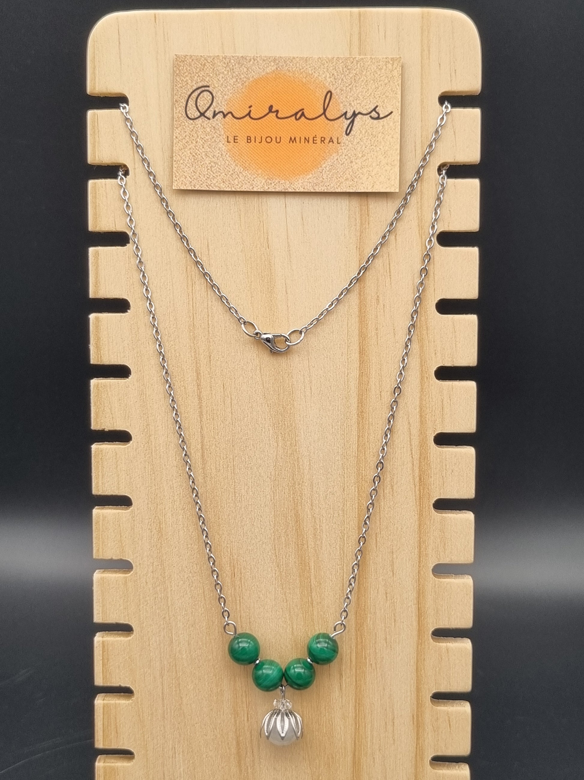 Collier en acier inoxydable orné de malachite et labradorite blanche, création artisanale unique fait main en Gironde.