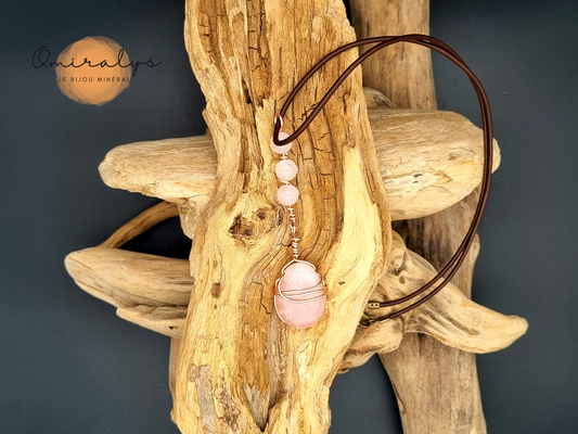 Collier en quartz rose présenté sur un morceau de bois flotté