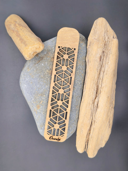 Marque-page en bois de tilleul artisanal motif géométrique stellaire Constellation des Pages Omiralys