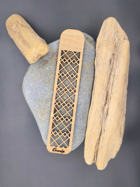 Marque-page en bois de tilleul artisanal motif géométrique de losanges Épure des Pages Omiralys