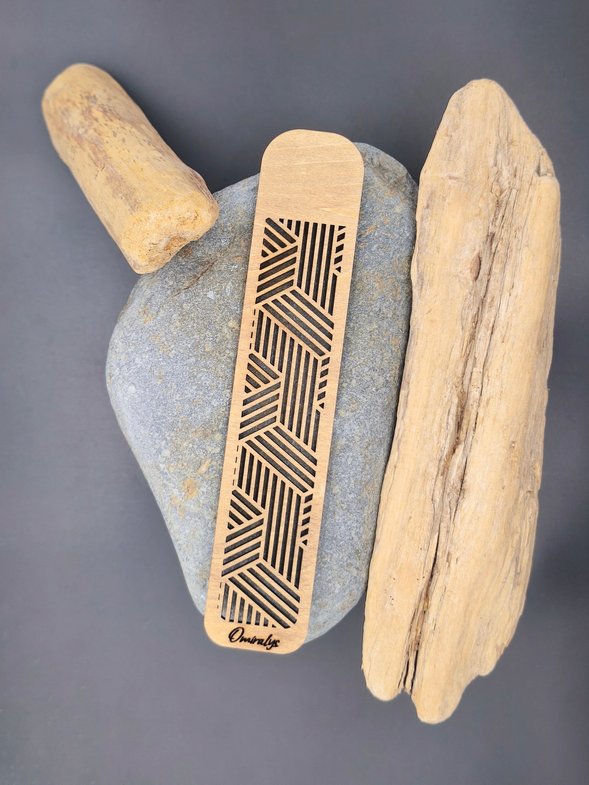 Marque-page artisanal en bois de tilleul motifs géométriques Sillage des Incas Omiralys