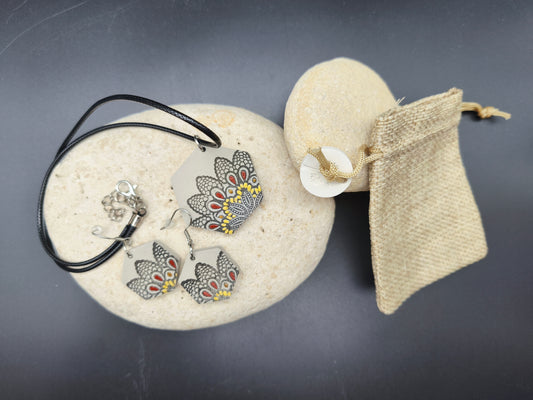 Bijoux floraux gris avec doré et terracotta, décorés à la main – Omiralys
