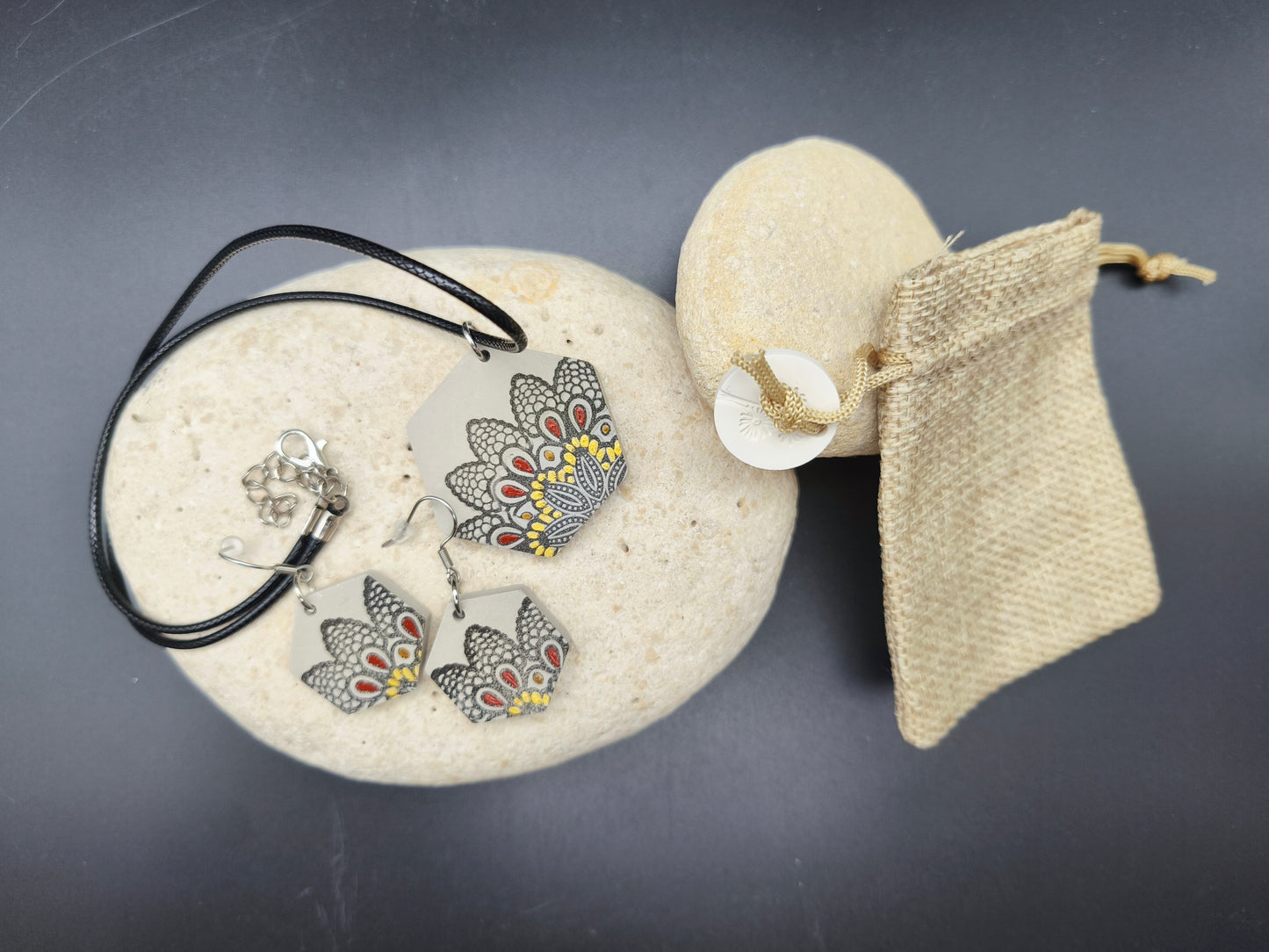 Parure de bijoux unique Omiralys modèle Floridorisca avec collier hexagonal et boucles d'oreilles gris, or et terracotta.