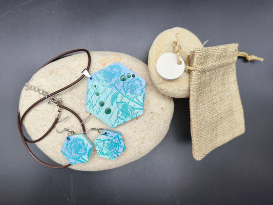 Parure Bleuésie fait main en Raysin 200, collier et boucles d’oreilles hexagonales.